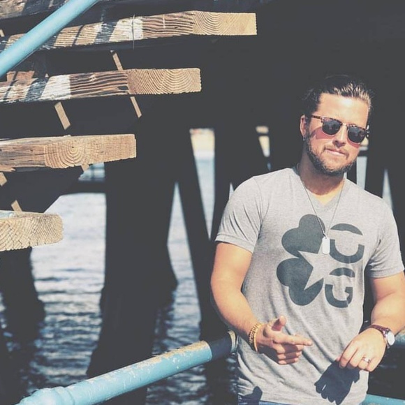 O'Grada Men's Classic Grey V-Neck - Picture 5 of 5